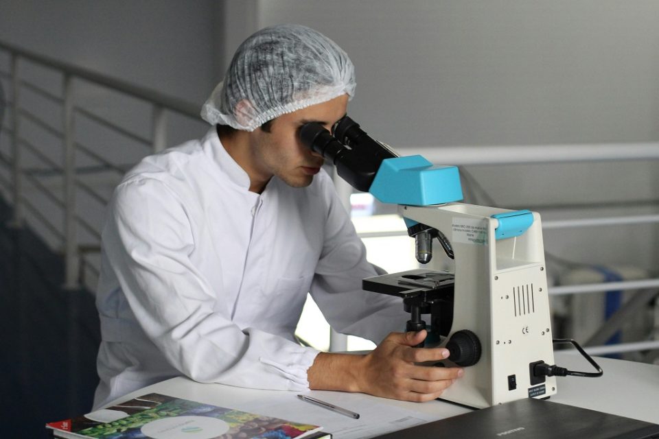 Person schaut durch Mikroskop. Foto: Pixabay/ Pexels
