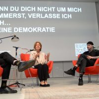 „Wenn du dich nicht um mich kümmerst, verlasse ich dich - Deine Demokratie“ lautete der Leitspruch der Diskussion mit Ministerpräsidentin Malu Dreyer. Foto: Universität Trier