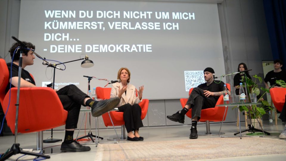 „Wenn du dich nicht um mich kümmerst, verlasse ich dich - Deine Demokratie“ lautete der Leitspruch der Diskussion mit Ministerpräsidentin Malu Dreyer. Foto: Universität Trier