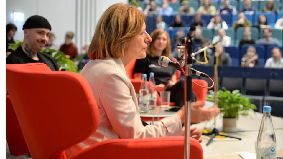 Ministerpräsidentin Malu Dryer diskutierte engagiert und offen mit dem Moderatorenteam und dem Publikum. Foto: Universität Trier