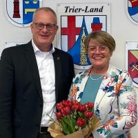Bürgermeister Michael Holstein wünscht der neuen Seniorenbeauftragten der Verbandsgemeinde Trier-Land, Margot Schilling, viel Erfolg für das neue Amt. Foto: Verbandsgemeinde Trier-Land