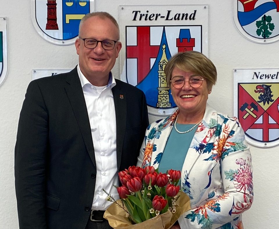Bürgermeister Michael Holstein wünscht der neuen
Seniorenbeauftragten der Verbandsgemeinde Trier-Land,
Margot Schilling, viel Erfolg für das neue Amt. Foto: Verbandsgemeinde Trier-Land