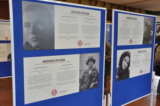 In der Ausstellung werden 40 ukrainische Studierende porträtiert, die auf verschiedene Weise im Krieg ums Leben kamen. Foto: Universität Trier.