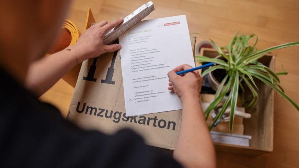 Checkliste zum Aus- oder Umzug. Foto: Alexander Muth für Verbraucherzentrale Rheinland-Pfalz