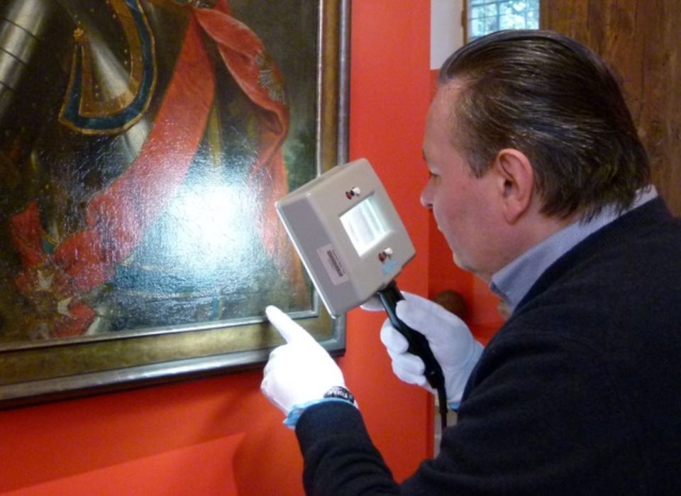 Der Restaurator Dimitri Scher bei der Arbeit an einem Gemälde. Foto: Stadtmuseum Simeonstift