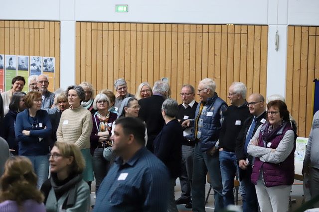 Diskussion unter den Teilnehmerinnen und Teilnehmern der Synodalveranstaltung in Berkastel-Kues. Foto: Achim Philipps