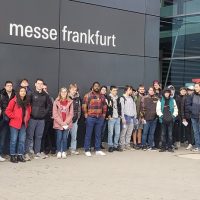 Gruppenfoto vor der Messe Frankfurt, bevor es in Halle 9.1 ans praktische Testen für die angehenden Elektroniker für Energie- und Gebäudetechnik ging. Foto: Elektroinnung Westeifel