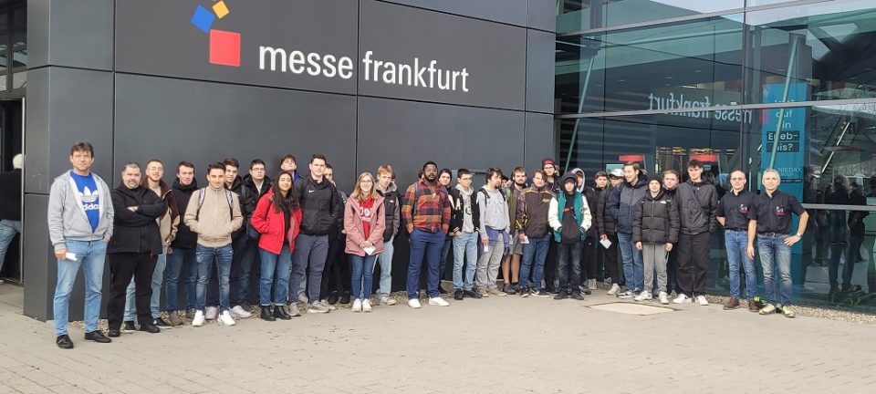 Gruppenfoto vor der Messe Frankfurt, bevor es in Halle 9.1 ans praktische Testen für die angehenden Elektroniker für Energie- und Gebäudetechnik ging. Foto: Elektroinnung Westeifel