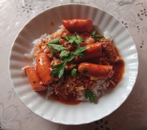 Eine Portion Rougail/Rougaille mit Reis. Foto: Marine Resch
