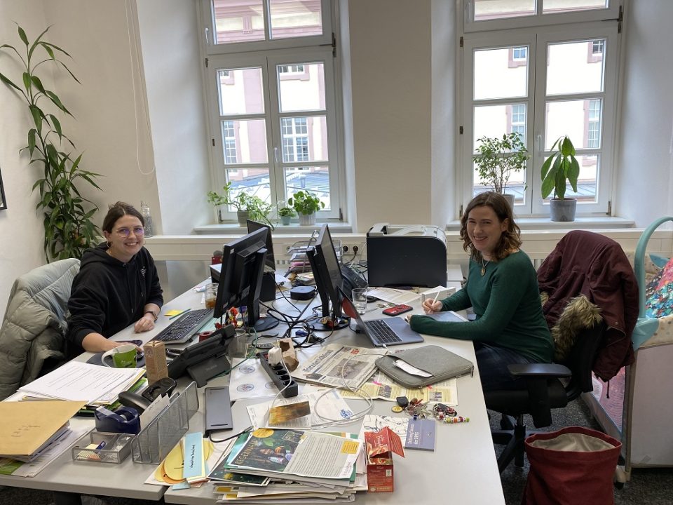 In ihrem Büro bereiten Lena Kettel (links) und Sarah Henschke (rechts) die 72-Stunden-Aktion vor. Viel Zeit bleibt nicht mehr. Foto: Constanze Haubrich/Bistum Trier