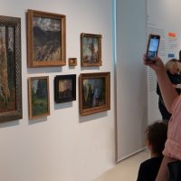 Eine Besucherin macht einen Schnappschuss ihres Lieblingsobjekts in der Ausstellung „Tell Me more" Foto: Stadtmuseum Simeonstift Trier
