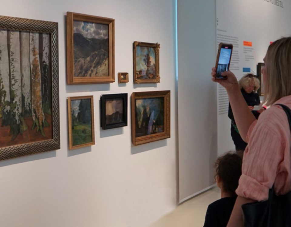 Eine Besucherin macht einen Schnappschuss ihres Lieblingsobjekts in der Ausstellung „Tell Me more" Foto: Stadtmuseum Simeonstift Trier