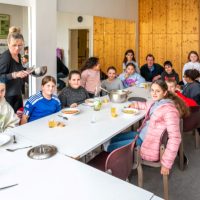 Wie in einer Familie verzehren Kinder und Jugendliche gemeinsam mit ihrer Betreuerin Elke Fusenig und Pater Reinhard Büker ihren Mittagstisch. Foto: Rolf Lorig