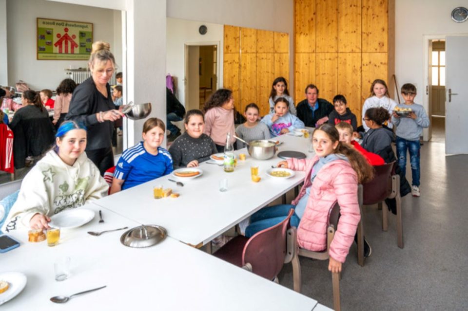 Wie in einer Familie verzehren Kinder und Jugendliche gemeinsam mit ihrer Betreuerin Elke Fusenig und Pater Reinhard Büker ihren Mittagstisch. Foto: Rolf Lorig