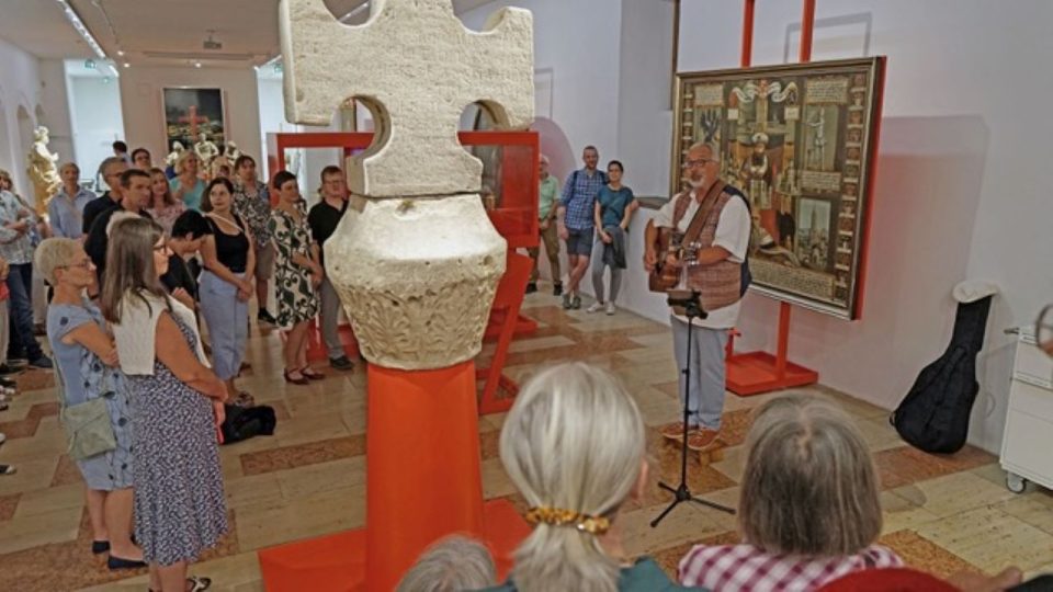 Der Liedermacher Andreas Sittmann bei einer musikalischen Führung im Stadtmuseum. Foto: Stadtmuseum Simeonstift