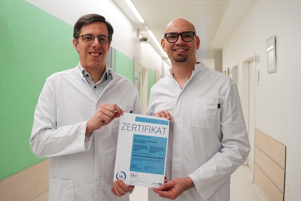 Volker Pickan und Dr. med. Elmar Schwarz freuen sich über die erfolgreiche Rezertifizierung des Alterstraumazentrums. Foto: Klinikum Mutterhaus der Borromäerinnen
