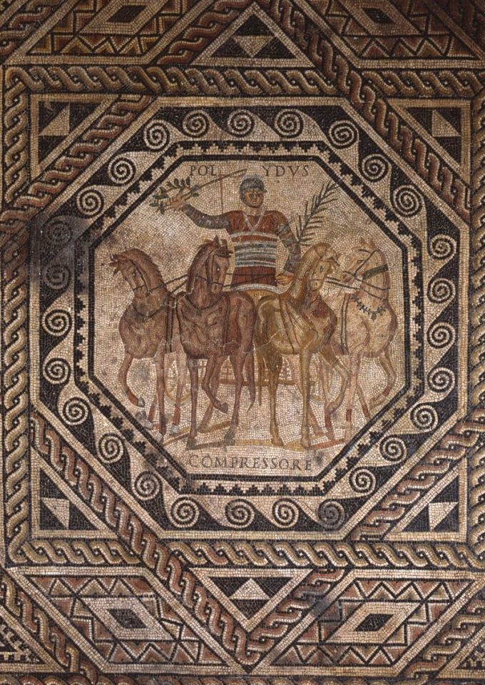 Das Mosaik zeigt den siegreichen Rennfahrer Polydus, wie er triumphierend in seinem
Wagen steht. Foto: Thomas Zühmer für das Rheinische Landesmuseum Trier