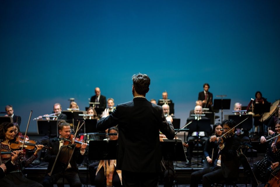 Dirigent Wouter Padberg mit dem Philharmonischen Orchester des Theater Trier. Foto: Theater Trier