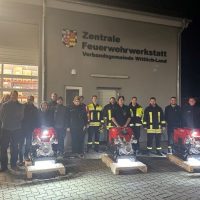 Das Team der Zentralen Feuerwehrwerkstatt der Verbandsgemeine Wittlich-Land mit den drei neuen Tragkraftspritzen. Foto: Verbandsgemeinde Wittlich-Land