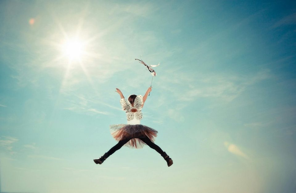 Kind springt in die Luft. Foto: Pexels