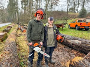 Für ihre Tätigkeit im Forst haben Paul (links) und Ray bereits den Motorsägen- Führerschein erworben. Foto: Lisa Wagner, Forstamt Trier