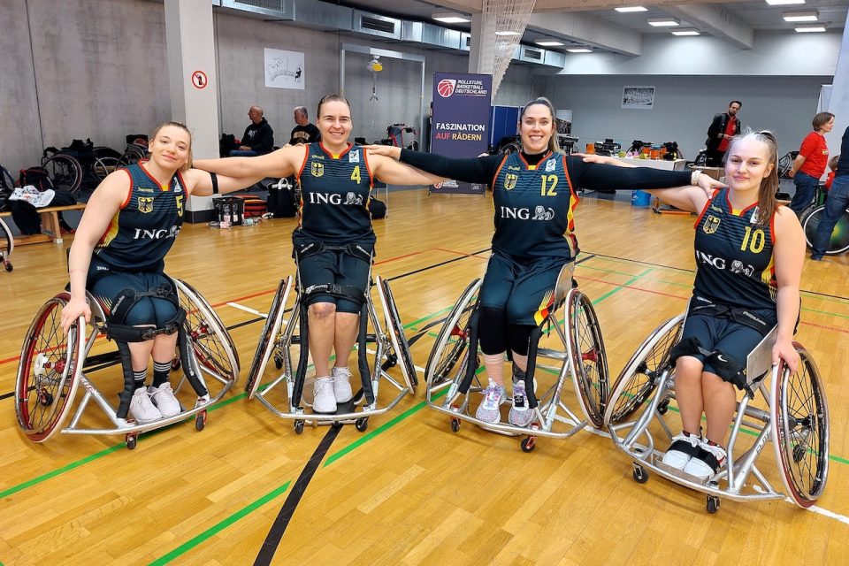Die vier Paralympicsteilnehmerinnen der Dolphins Trier: Svenj Erni, Mareike Miller, Nath alie Paßiwan, Lisa Bergenthal. Foto: Doneck Dolphins