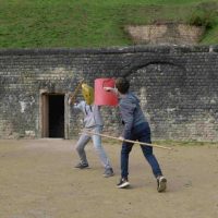Kinder trainieren im Trierer Amphitheater wie römische Gladiatoren. Foto: Thomas Zühmer für das Rheinische Landesmuseum Trier