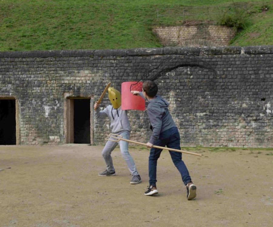 Kinder trainieren im Trierer Amphitheater wie römische Gladiatoren. Foto: Thomas Zühmer für das Rheinische Landesmuseum Trier