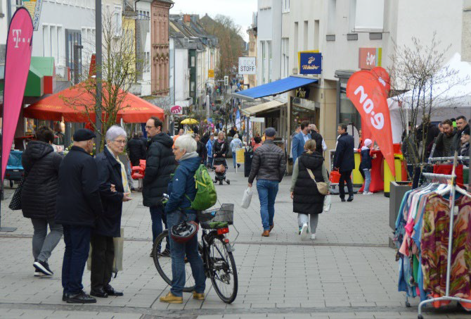 Belebte Fußgängerzone am Beda-Markt-Samstag. Foto: W. Krämer