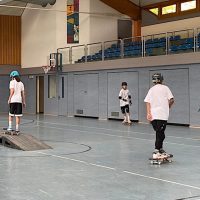 Vier Jugendliche beim Skate-Workshop in Langsur. Foto: VG Trier-Land